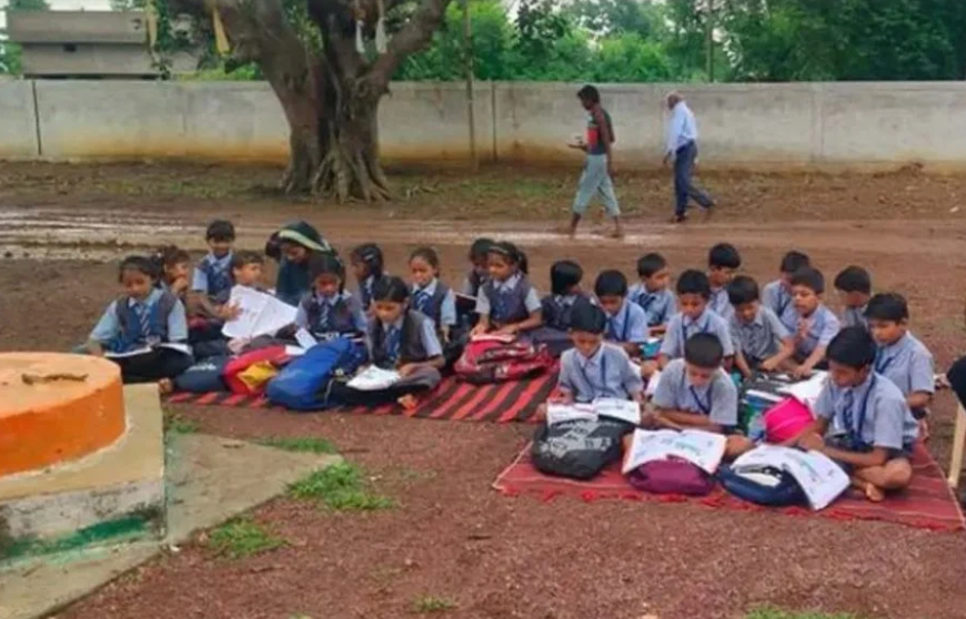 खैरझिटी स्कूल भवन नहीं होने से बच्चे पेड़ के नीचे पढ़ रहे